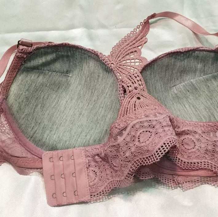 داخل سوتین نخی و بغل قزن میخوره