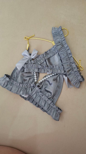 ست دوتیکه ساتن مرواریدی ساتن کشسانی ندارد و دوختی که دورتادورسینه بکاررفته کشسانی دارد