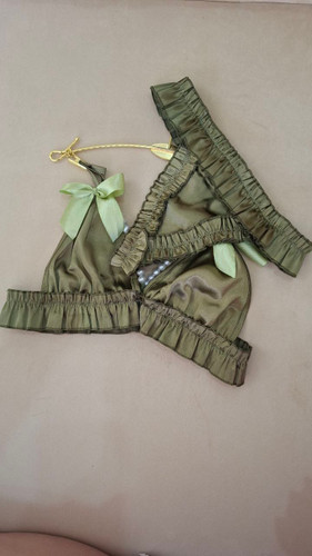 ست دوتیکه ساتن مرواریدی ساتن کشسانی نداره ودورتادورباکش دوخته شده که کشسانی داره